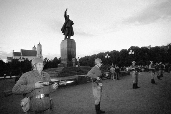 Фото из интернета.Солдаты защищают памятник Ленину от националистов и сепаратистов,прикрепляя кинжал-нож к стволу автомата.1991 г.
