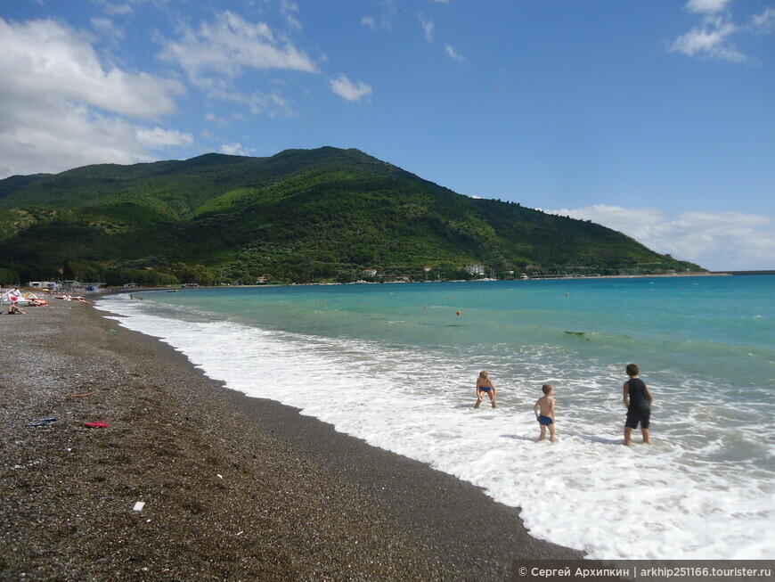 Центральный пляж на одном из лучших курортов Италии — в Сапри (регион Кампания)