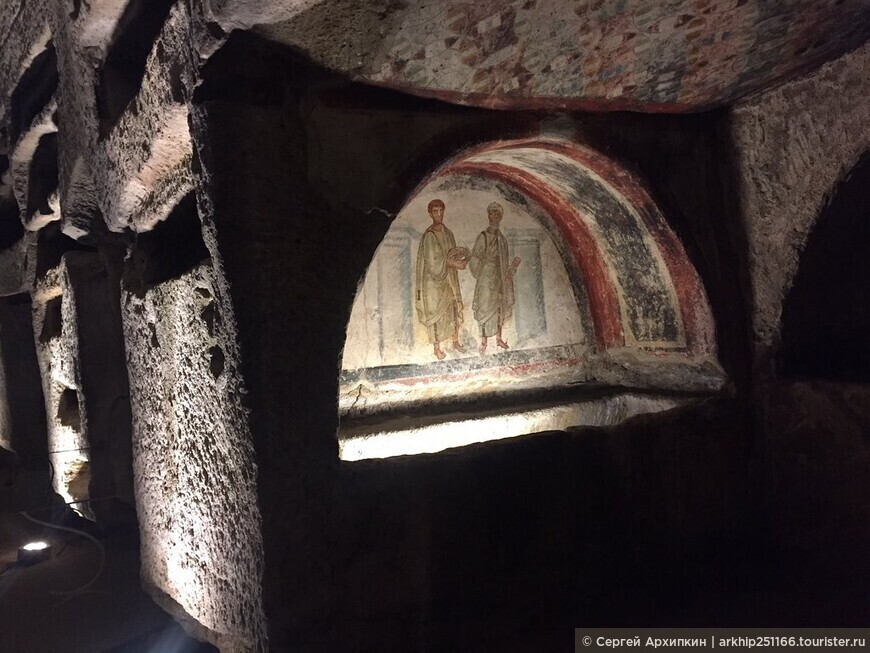 Базилика Богоматери Доброго Совета у входа в катакомбы Сан-Дженнаро в Неаполе