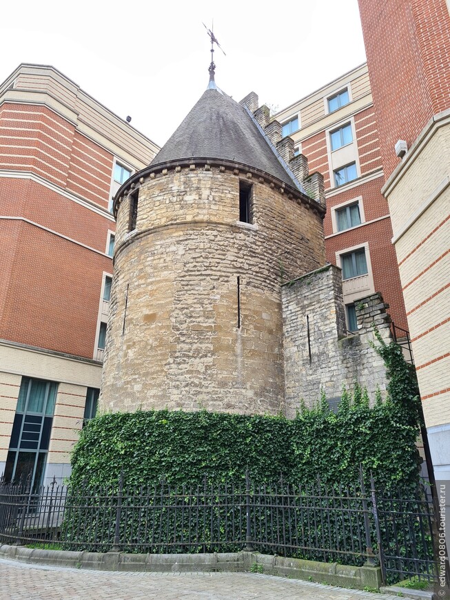 Средневековая Черная башня рядом с церковью, почти единственное, что напоминает о ныне снесенных городских укреплений.