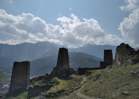 Башни Цимити и заснеженные пики Кавказа на дальнем фоне