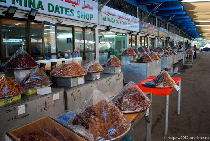На Иранском рынке можно купить и финики и восточные сладости.