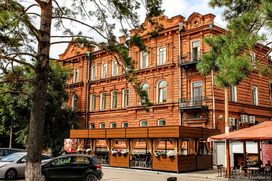 Гостиница Лукьянова. Построена в 1896 году. Изначально называлась «Центральная», в 1901 году её переименовали в гостиницу  «Россия».
