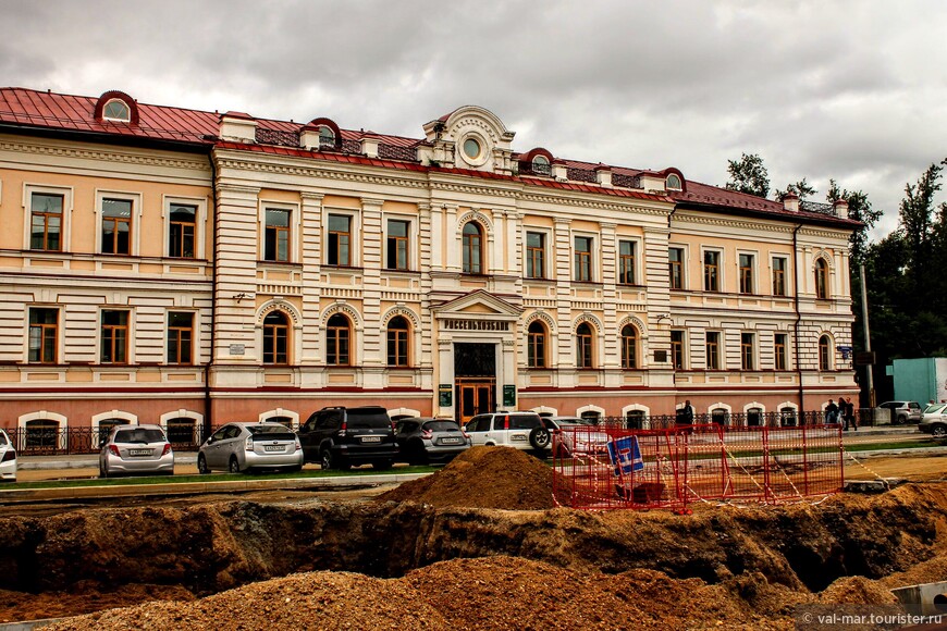 Почтово-телеграфнаф контора Благовещенска (1900 год).
 Сейчас это красивое здание здание занимает Россельхозбанк.