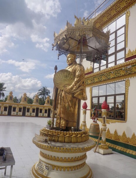 Нестандартная пагода с большим сидячим Буддой