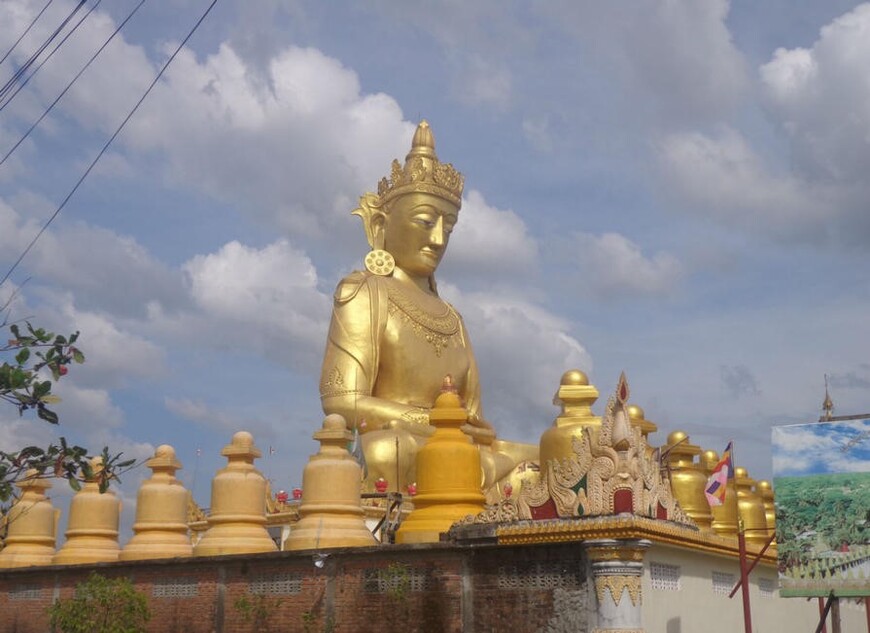 Нестандартная пагода с большим сидячим Буддой