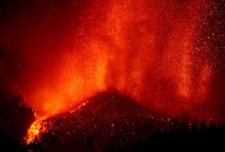Остров Ла-Пальма в огне и пепле: печальные последствия страшного извержения вулкана Кумбре Вьеха на Канарских островах, которое продолжается до сих пор