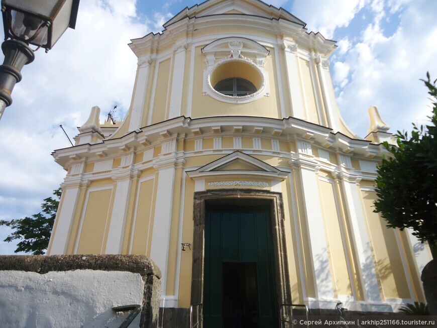 Церковь Санта Мария делла Грация на острове Искья