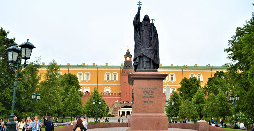 Памятник патриарху Гермогену в Александровском саду