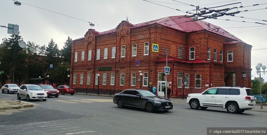 Здание церковно-учительской школы построенное 1896 году , в последствие в нем располагался отдел НКВД и следственная тюрьма.
 Вид с проспекта Ленина.