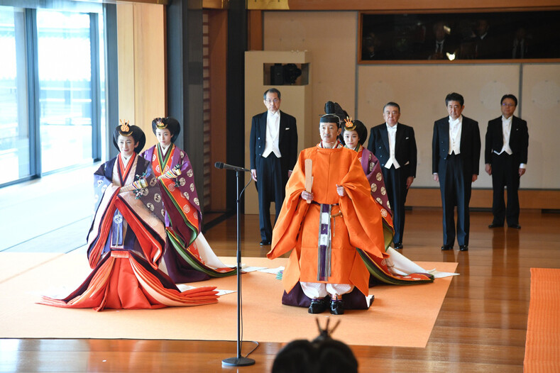 Архивный снимок императорского дома (2019 г.). Принцеса Мако во втором ряду справа.