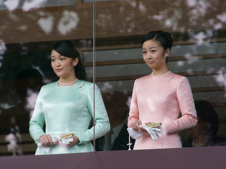 Архивный снимок (2015 г.). Слева — принцесса Мако, а рядом ее младшая сестра 