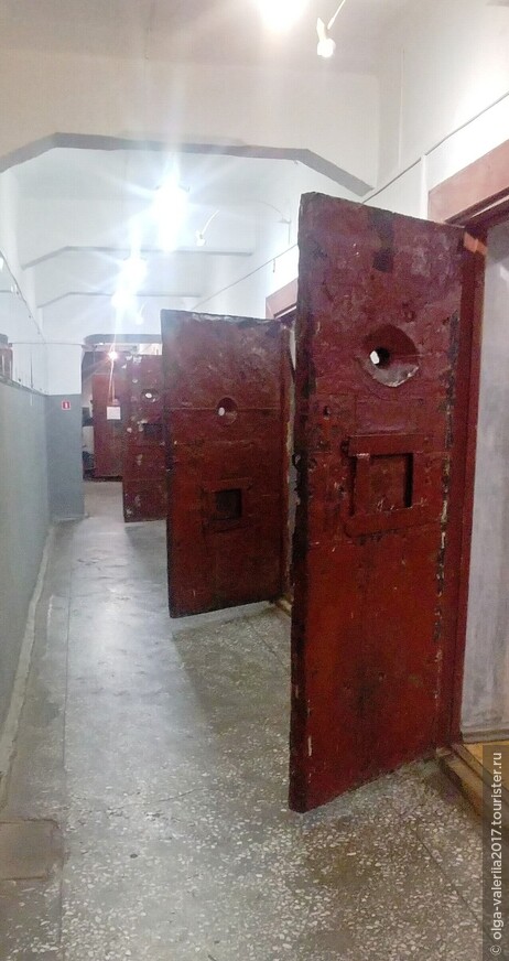 Тюремный коридор.