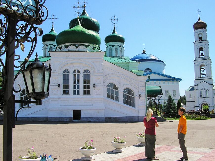 Собор Святой Троицы, Собор Иконы Грузинской Божией Матери и Колокольня с надвратной церковью во имя Архистратига Божия Михаила.