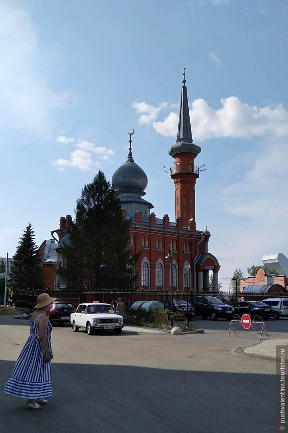 Соборная мечеть около канатной дороги. Была открыта в 1915 году и закрыта в 1938 году в период советской власти. Возрожденная в 1991 году, Нижегородская Соборная мечеть действует как духовный центр мусульман Нижегородской области. 