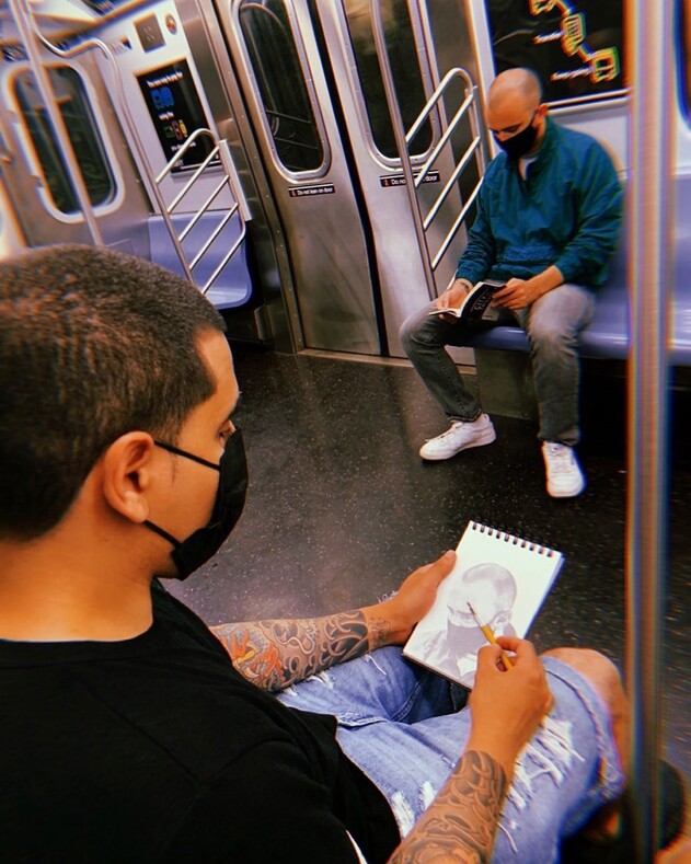 Художник из Нью-Йорка рисует гиперреалистичные портреты случайных людей пока они едут в метро