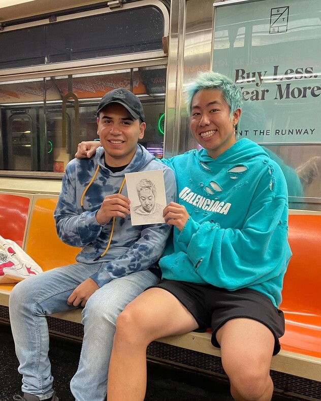Художник из Нью-Йорка рисует гиперреалистичные портреты случайных людей пока они едут в метро