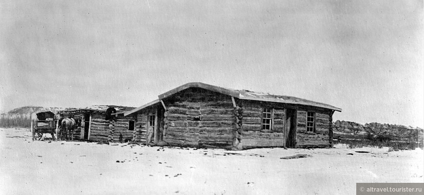Ранчо Элкхорн (Elkhorn Ranch) на берегу Малой Миссури в 1885 году, когда оно было построено Рузвельтом (интернет). Находится между южной и северной частями парка (№ 4а на карте 1). Со времен Рузвельта сохранился только фундамент постройки.