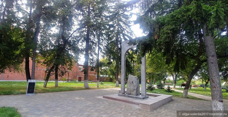 Камень Скорби установленный в Сквере  Памяти около бывшего отдела НКВД .