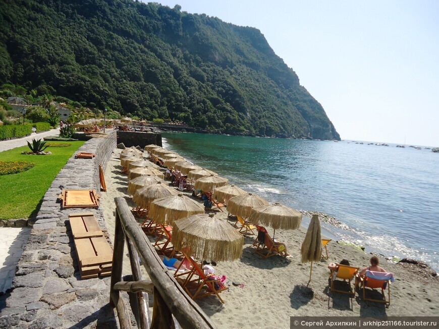 Пляж Читара вблизи садов Посейдона на острове Искья в Италии