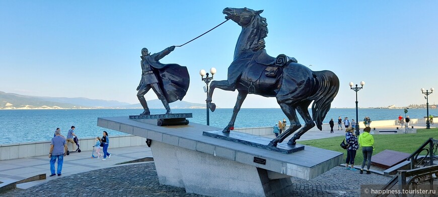 Памятник Исход установлен в 2013 году на набережной им. адмирала Серебрякова .