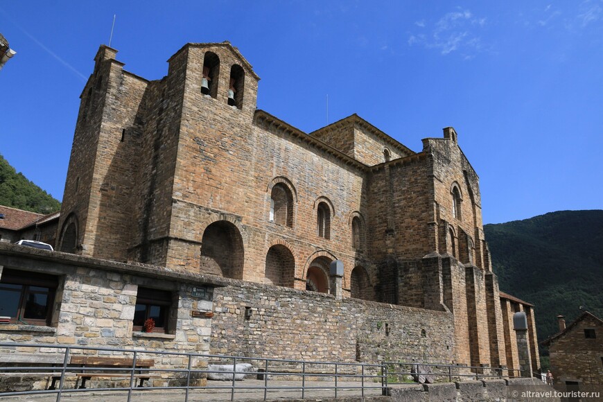 Церковь Сан Педро 11-го века  в Сиреcе.