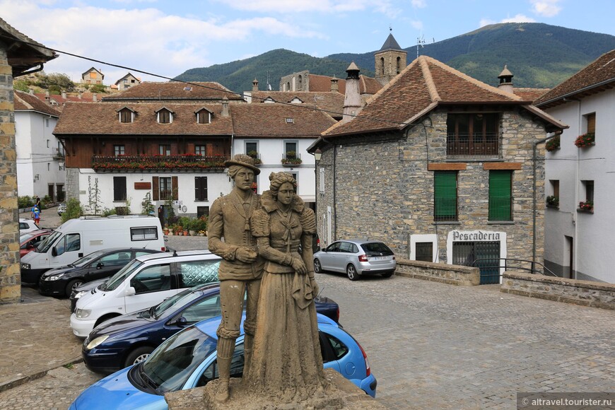У вьезда в город стоят скульптуры местных жителей в национальных костюмах.