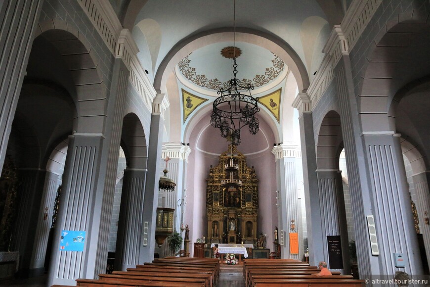 Интерьер церкви Сан Мартин 19-го века.