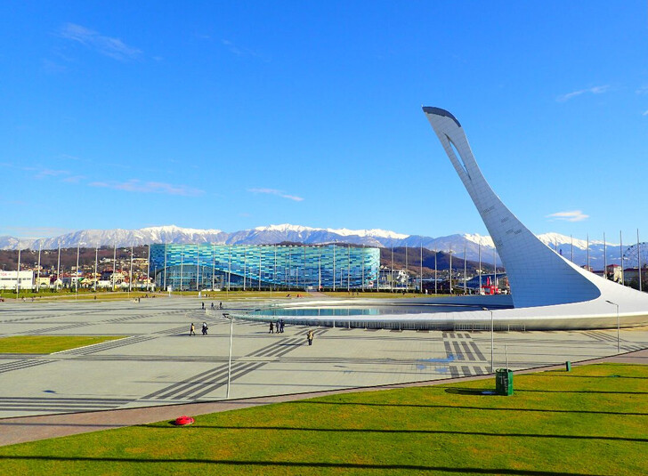 Олимпийская чаша и ледовый дворец «Айсберг»