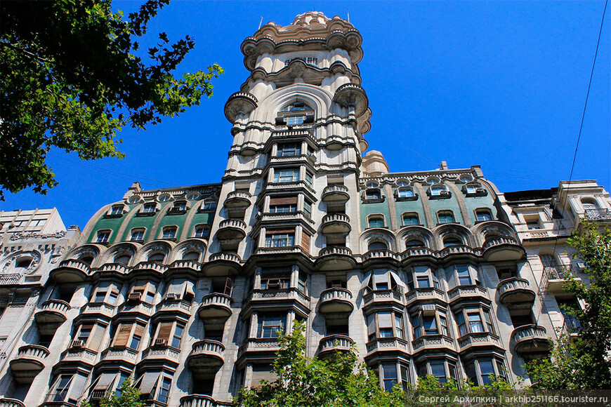 Дворец Бароло в центре Буэнос-Айреса.