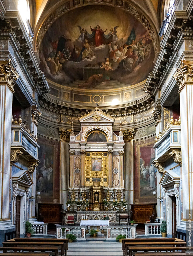 La chiesa di Santa Lucia del Gonfalone. Алтарь с картиной XVI века, посвященной «Мадонне дель Гонфалоне» 