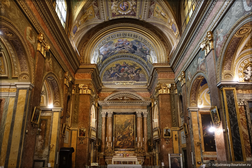 Церковь Санта Мария дель Суффраджо (итал. Chiesa di Santa Maria del Suffragio). Главный алтарь Души Чистилища Джузеппе Гецци, 1672 г. 
