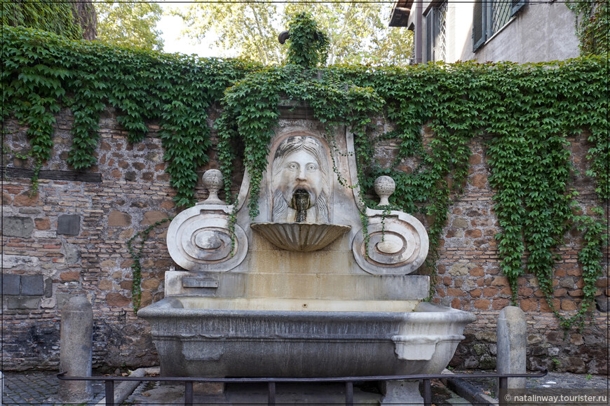 Фонтан Маска (Fontana del Mascherone). По легенде во время праздников из уст маски лилось вино.