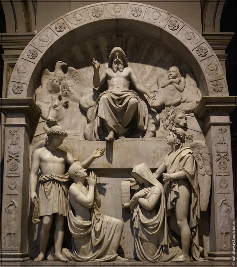 Памятник кардиналу Камилло Массимо и его жене Кристине ди Сассония. Эта работа была начата Филиппо Гнаккарини и завершена Пьетро Тенерани в 1840 году