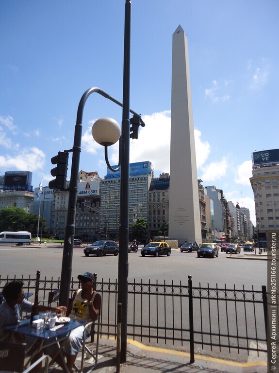 Обелиск Независимости в самом центре Буэнос-Айреса