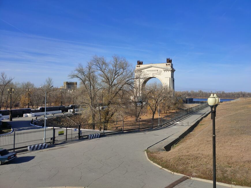 Вид с набережной на Триумфальную арку