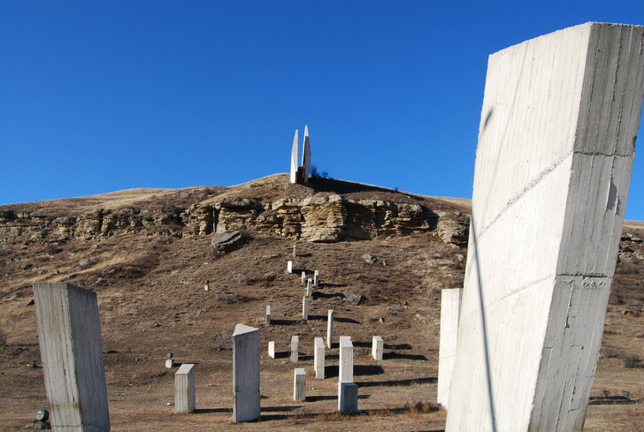 Часть мемориала защитникам перевалов Кавказа