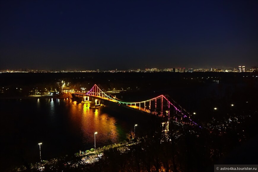 Мост меняет цвета подсветки.