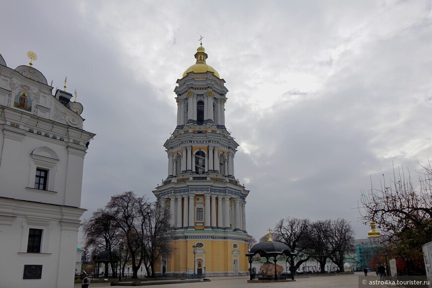 Большая Лаврская колокольня возведена в 1745 году за 14 лет и на протяжении полутора веков оставалась самым высоким зданием Украины.  В настоящее время имеет наклон  62 см.