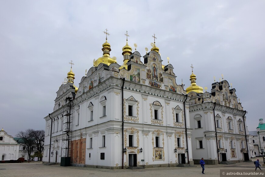 Успенский собор заложен в 1073 году по инициативе Феодосия Печёрского и построен за три года на средства князя  Святослава, сына Ярослава Мудрого.

