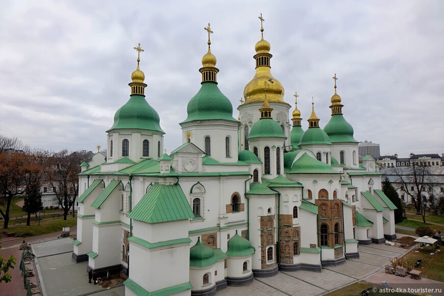 Софийский собор построен в первой половине XI века князем Ярославом Мудрым. Храм внешне перестраивался и достраивался в XVII—XVIII веках, но внутри собора сохранился ансамбль подлинных мозаик и фресок XI века, а также фрагменты стенописи XVII—XVIII веков.