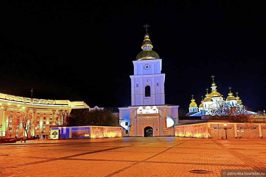 В конце улицы монастырь святого Михаила, возле которого прошли ранее, полюбовавшись красивой подсветкой.