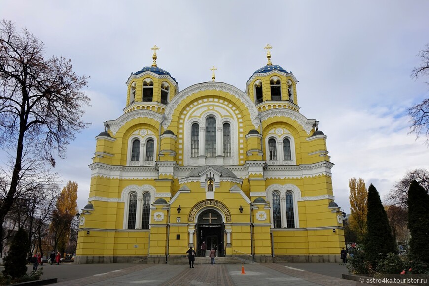 Владимирский собор строился более 20 лет (1862 – 1882 г.г.), затем 14 лет проводилась внутренняя отделка. Высота храма 49 метров.