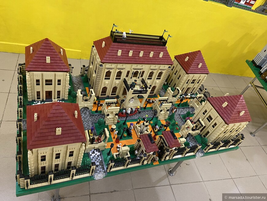 Музей из Лего