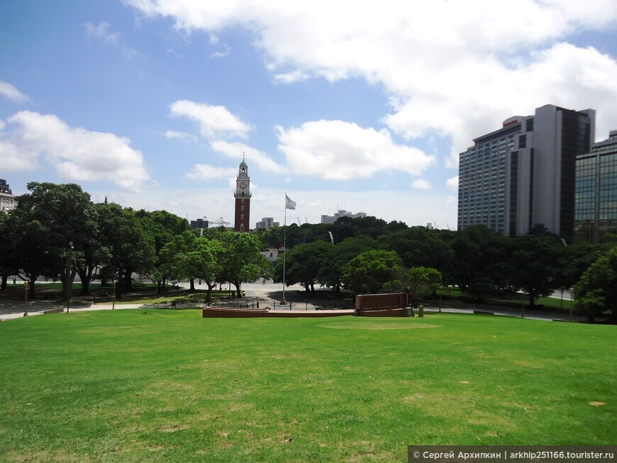 Площадь Сан-Мартин -старейшая и красивейшая площадь в Буэнос-Айресе.