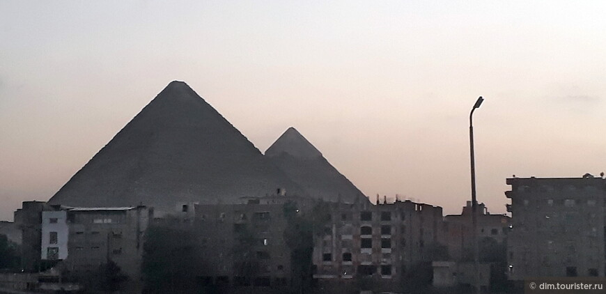 Город подступает к пирамидам (фото через стекло автобуса)