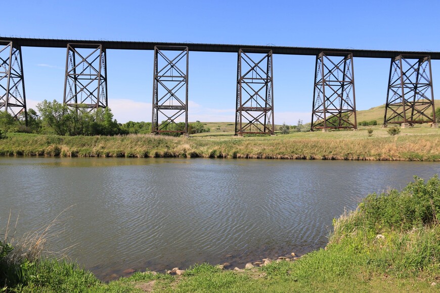 Хорошо видно, что река Sheyenne довольно узкая, и чтобы соединить ее берега, не нужен был  мост длиной 1158 м. Так что этот мост был построен, чтобы перекрыть всю долину, в том числе и текущую в ней реку.