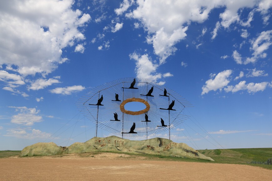 Композиция Гуси в полёте (Geese in Flight, 2001) высотой 33 м. Это как бы 'вводная' инсталляция проекта, расположенная на перекрёстке Шоссе №94 с Волшебной дорогой. Числится в Книге рекордов Гинесса как самая большая в мире скульптура из металлолома.