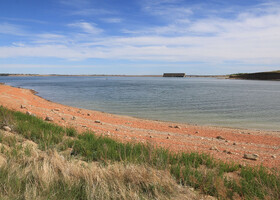Впереди видна 3-х километровая плотина (Garrison Dam), образовавшая озеро