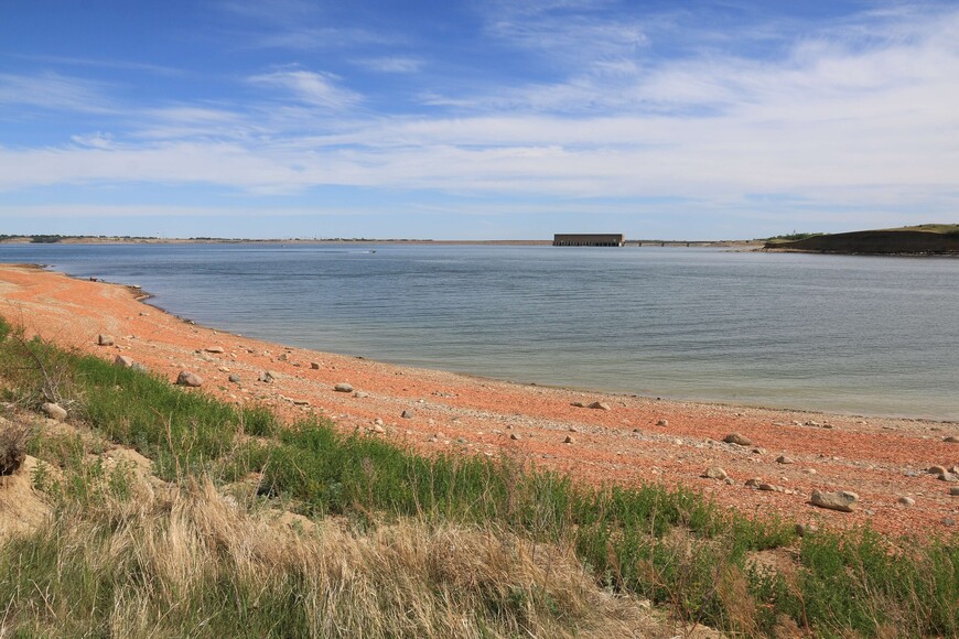 Впереди видна 3-х километровая плотина (Garrison Dam), образовавшая озеро